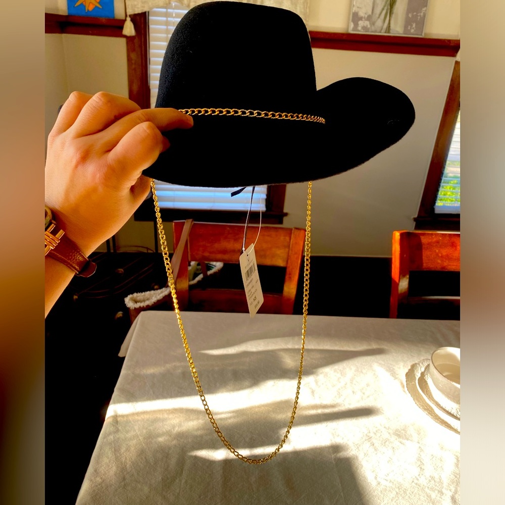 Black cowgirl hat.